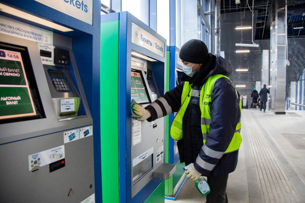 Более 450 билетных автоматов ежедневно дезинфицируют на МЦД